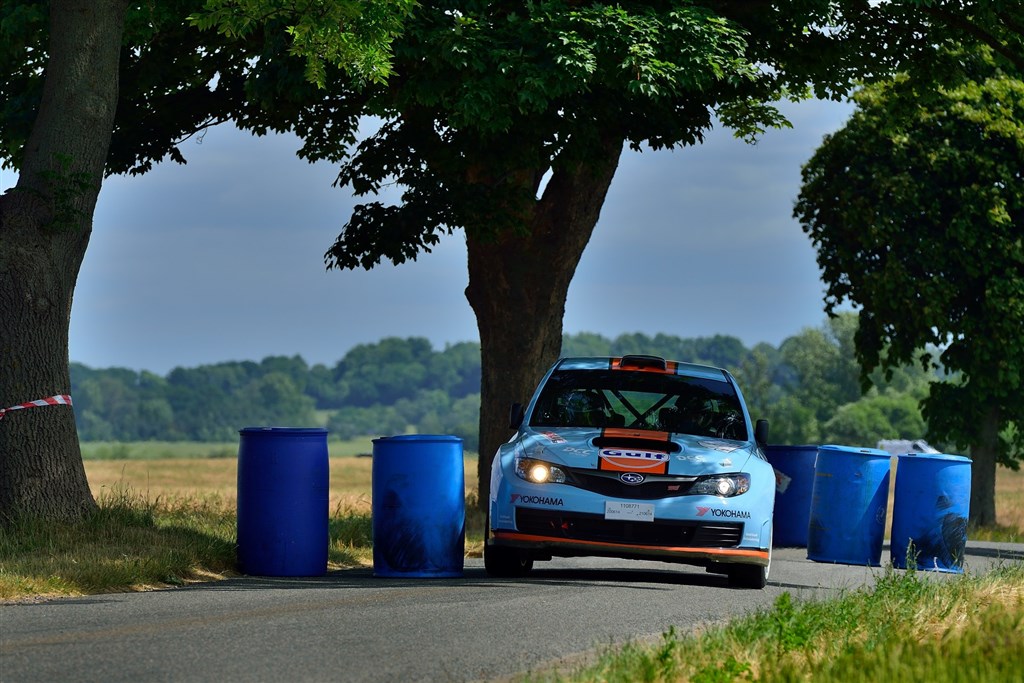 Max Christensen vrider sin Subaru gennem en chikane på en vestsjællandsk landevej ved landsbyen Kelstrup. Men på de lange lige stykker manglede han topfart til helt at kunne følge med de hurtigste.
(Foto: Michael Eisenberg, Intercom)